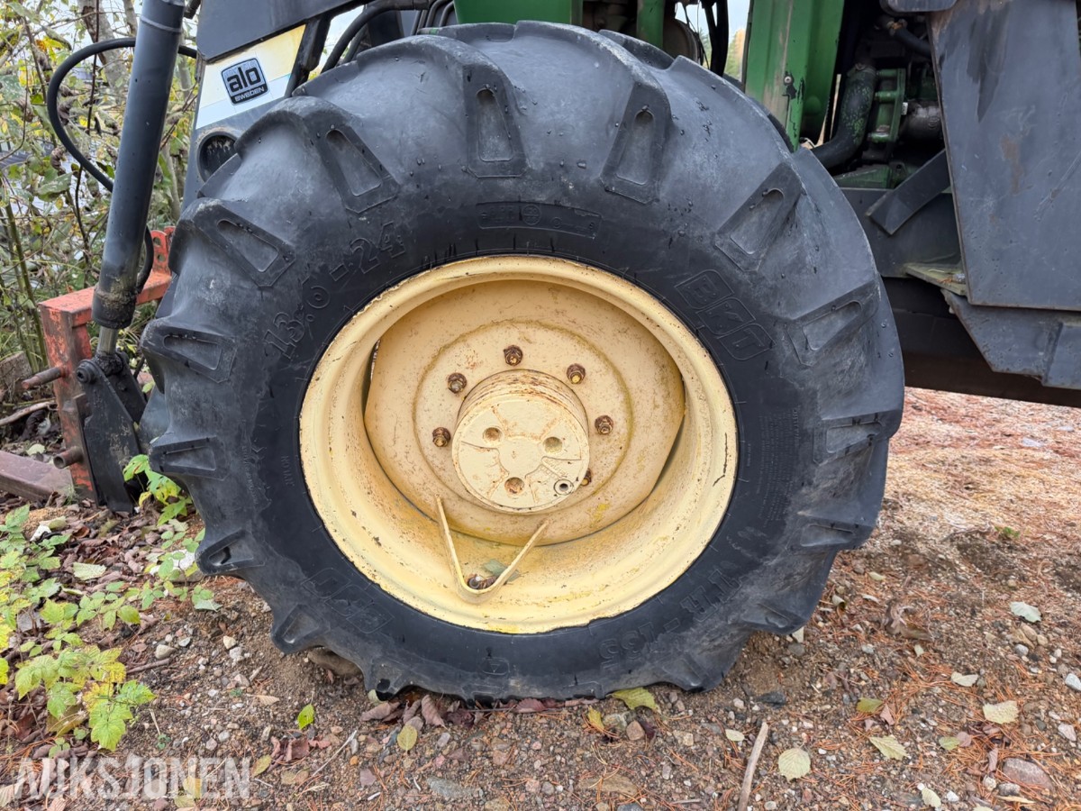 John Deere 2040 Synchron m/laster, pallegaffel, skuffe