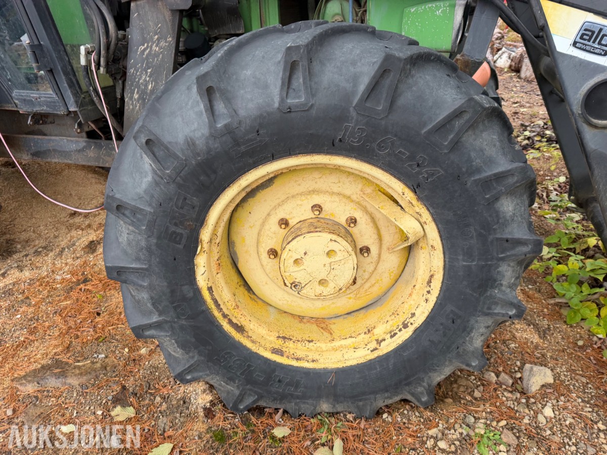 John Deere 2040 Synchron m/laster, pallegaffel, skuffe