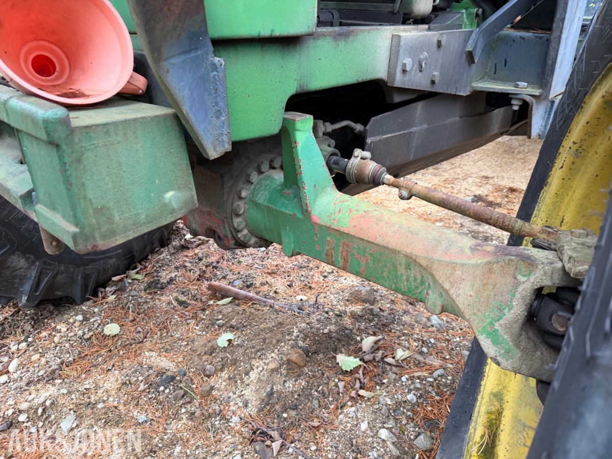 John Deere 2040 Synchron m/laster, pallegaffel, skuffe