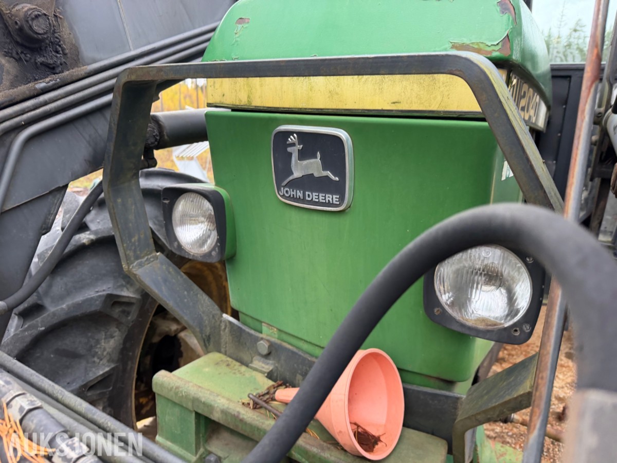 John Deere 2040 Synchron m/laster, pallegaffel, skuffe
