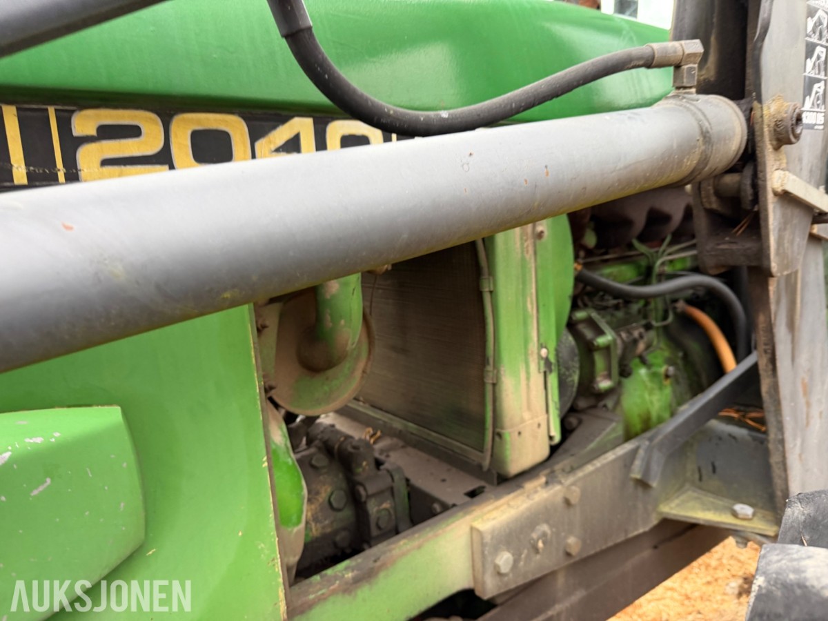 John Deere 2040 Synchron m/laster, pallegaffel, skuffe