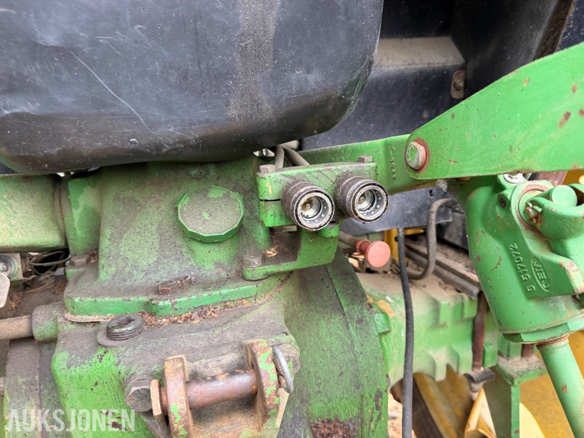 John Deere 2040 Synchron m/laster, pallegaffel, skuffe