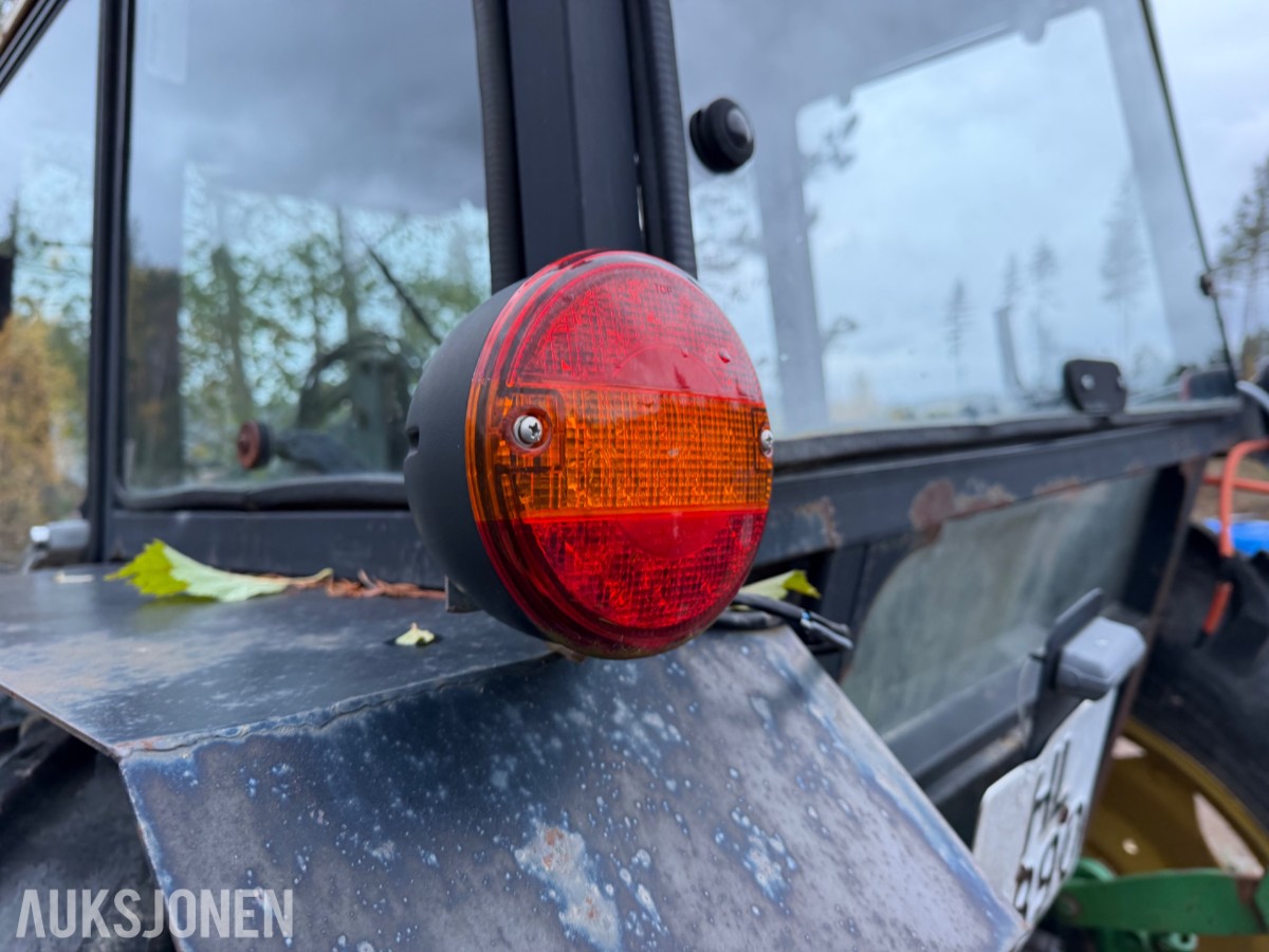 John Deere 2040 Synchron m/laster, pallegaffel, skuffe