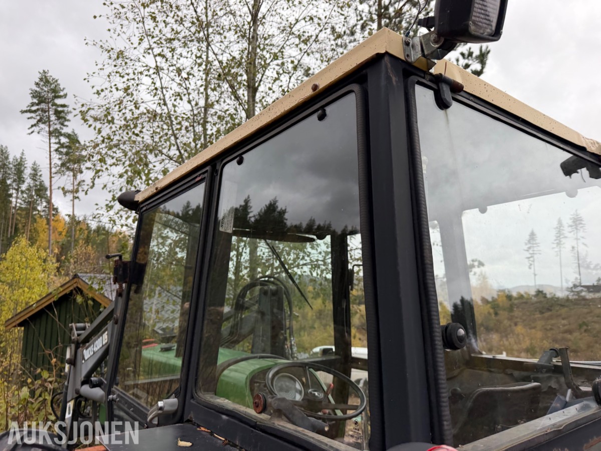 John Deere 2040 Synchron m/laster, pallegaffel, skuffe