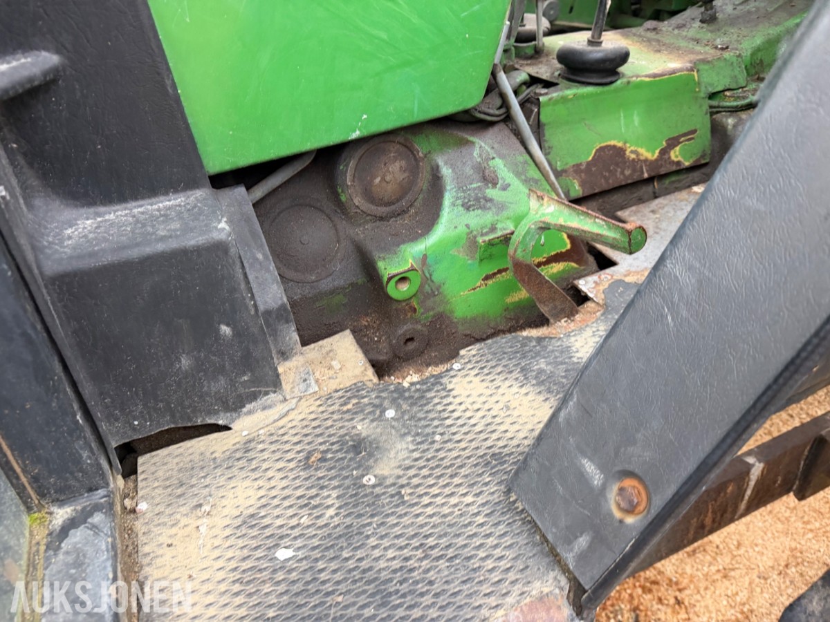 John Deere 2040 Synchron m/laster, pallegaffel, skuffe