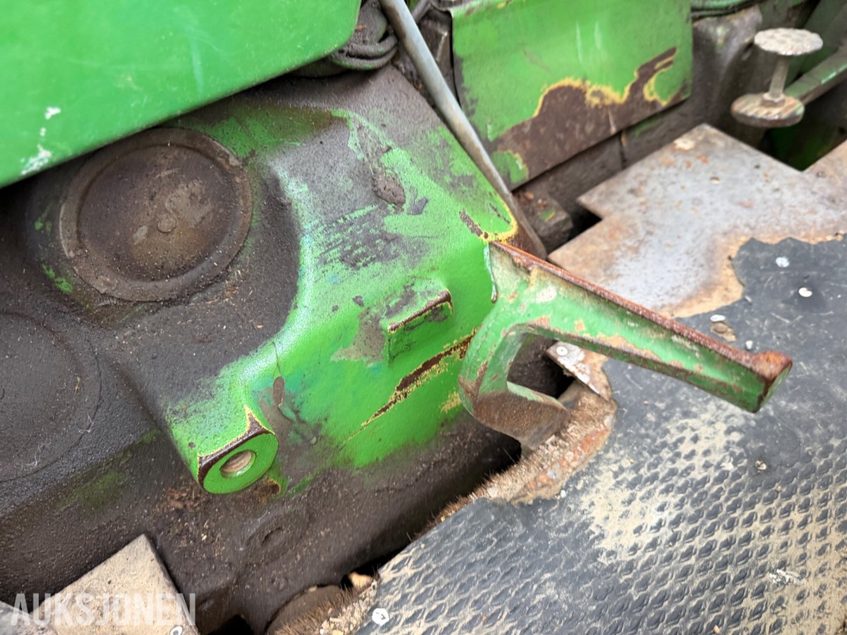 John Deere 2040 Synchron m/laster, pallegaffel, skuffe