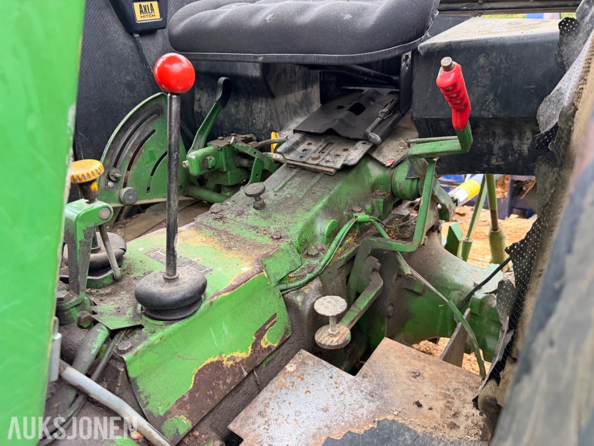 John Deere 2040 Synchron m/laster, pallegaffel, skuffe