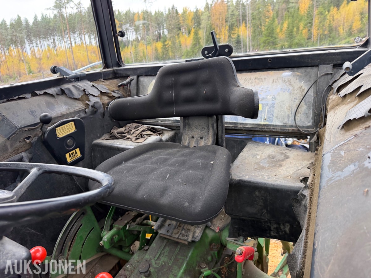 John Deere 2040 Synchron m/laster, pallegaffel, skuffe