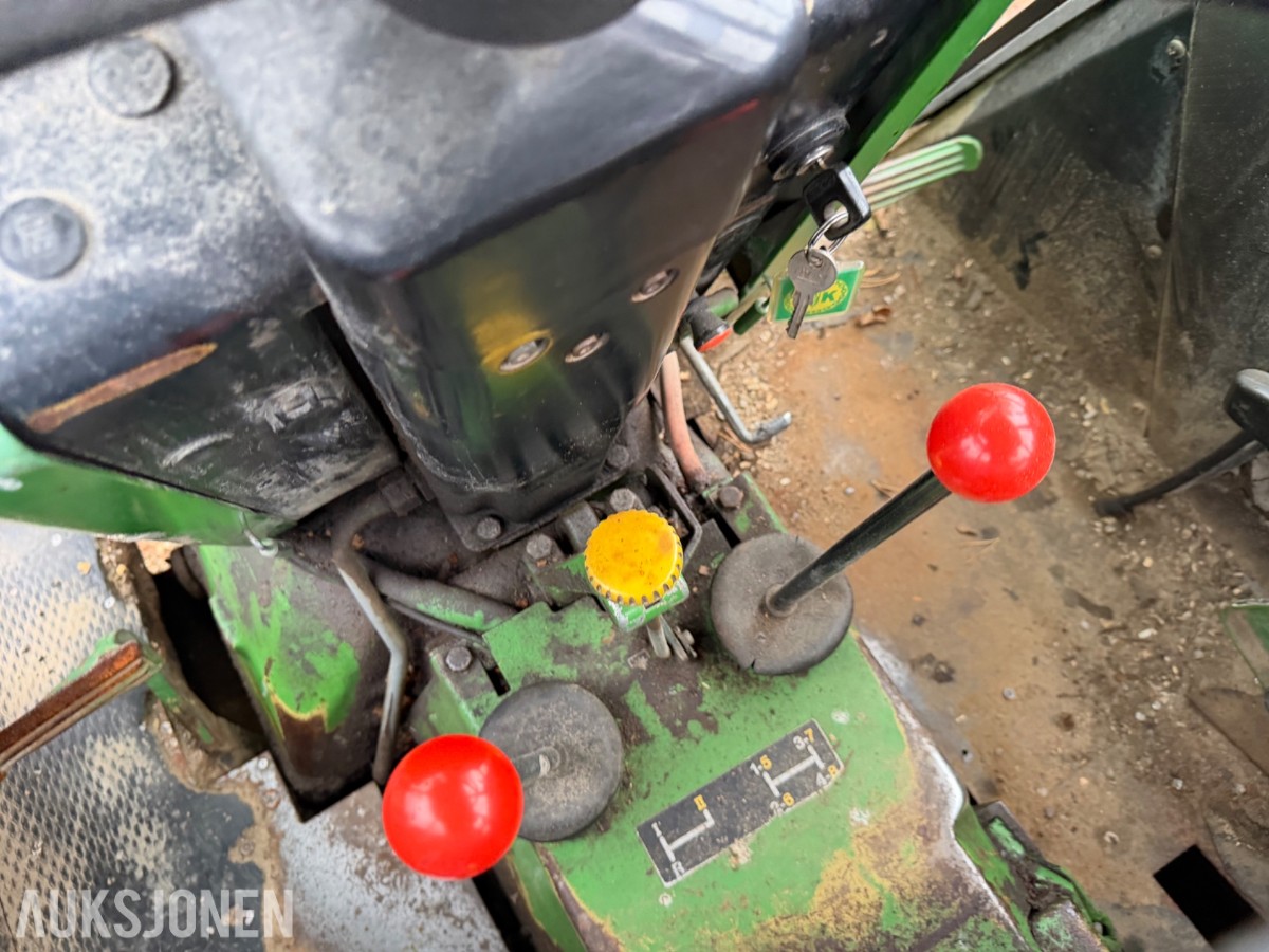 John Deere 2040 Synchron m/laster, pallegaffel, skuffe