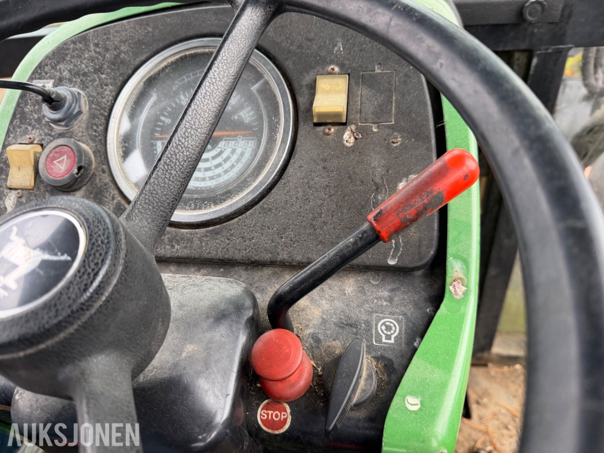 John Deere 2040 Synchron m/laster, pallegaffel, skuffe