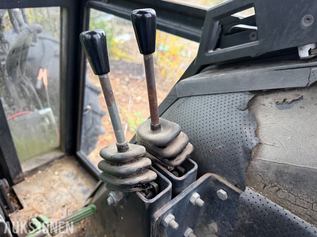 John Deere 2040 Synchron m/laster, pallegaffel, skuffe