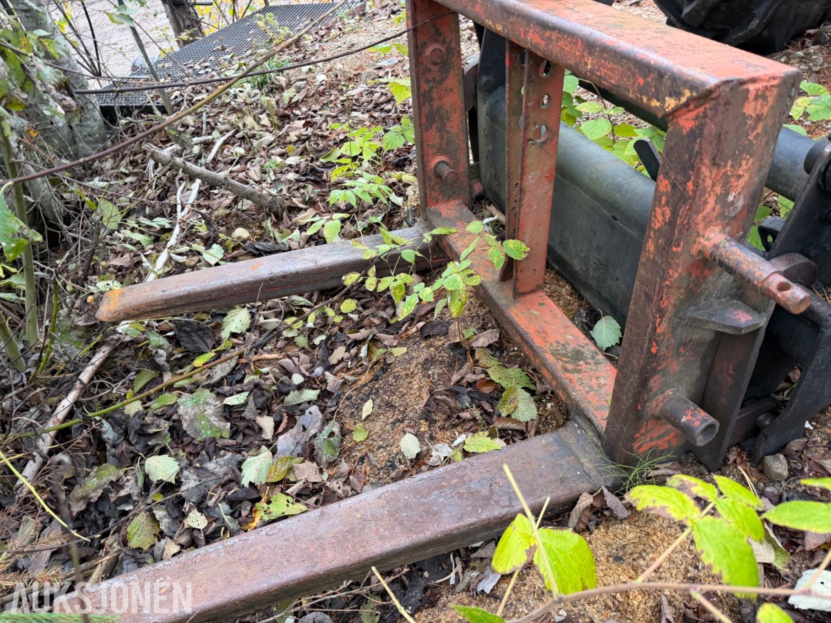 John Deere 2040 Synchron m/laster, pallegaffel, skuffe