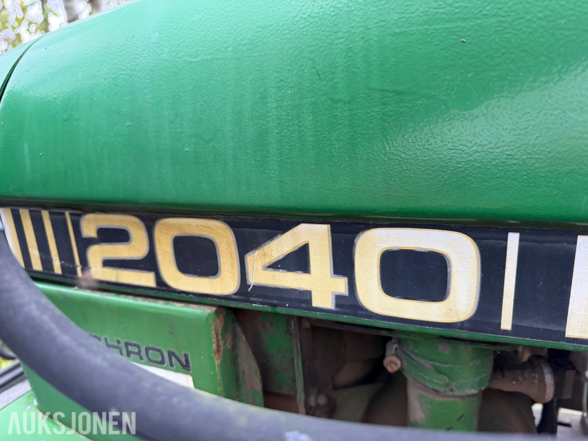 John Deere 2040 Synchron m/laster, pallegaffel, skuffe