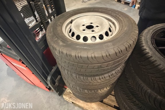 4 stk Continental-dekk 235/65 R 16 C - stålfelg 6½J x 16 H2 ET60 - fem bolthull - stått på Crafter