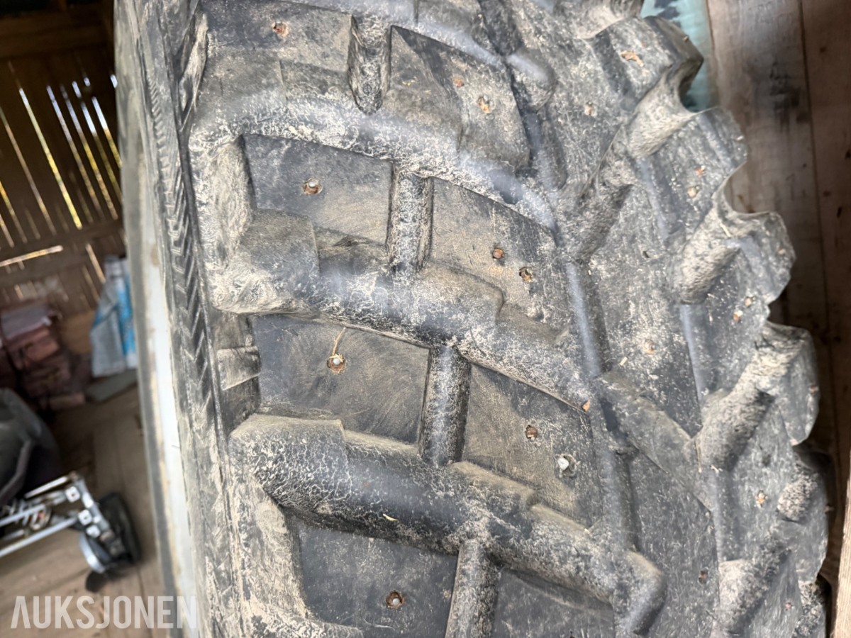 Anleggsdekk m/pigg til traktor 540/80-R38 og 440/80-R28