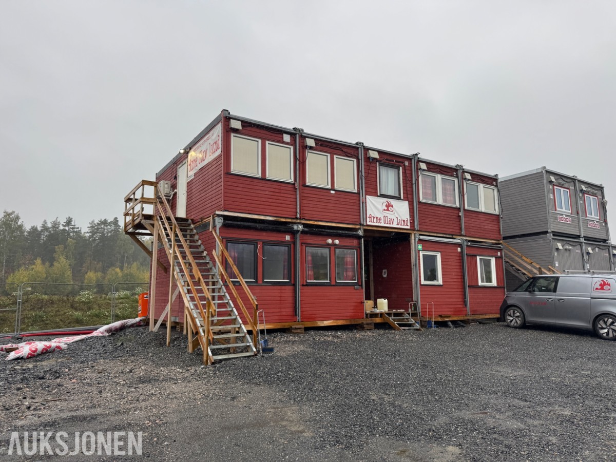 2-etasjes kontorrigg med toaletter, kontorer og varmepumpe