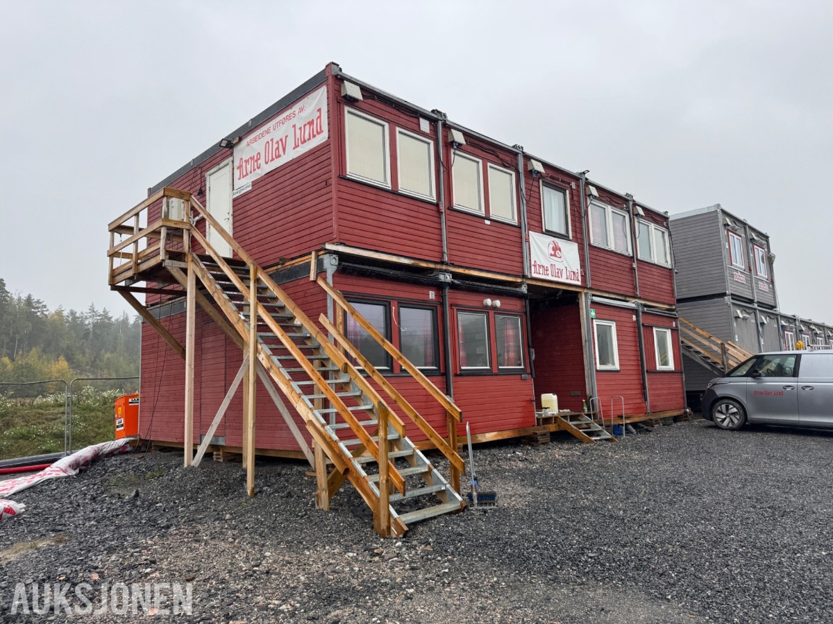 2-etasjes kontorrigg med toaletter, kontorer og varmepumpe