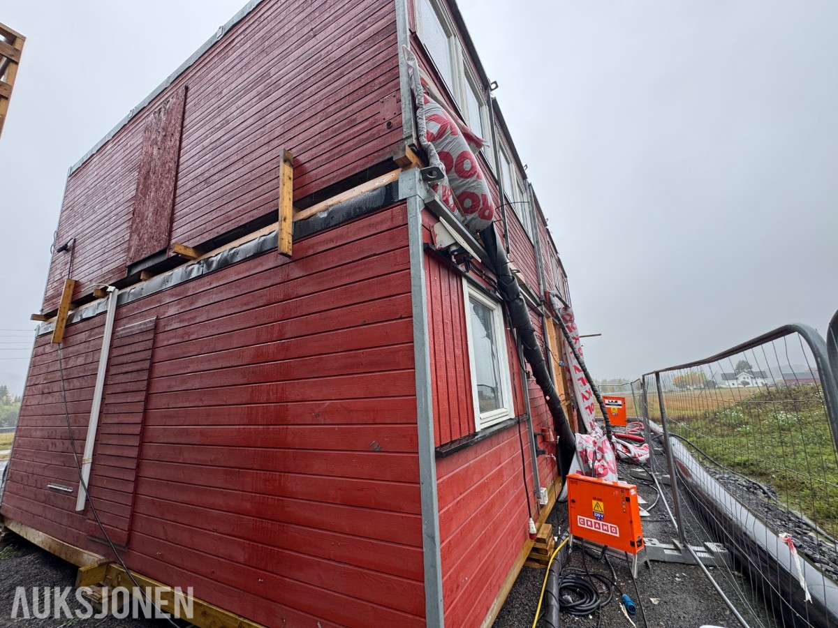 2-etasjes kontorrigg med toaletter, kontorer og varmepumpe