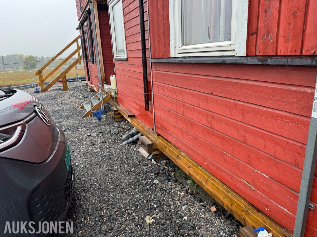 2-etasjes kontorrigg med toaletter, kontorer og varmepumpe