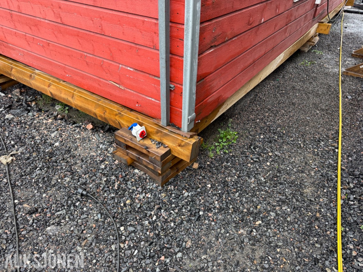 2-etasjes kontorrigg med toaletter, kontorer og varmepumpe