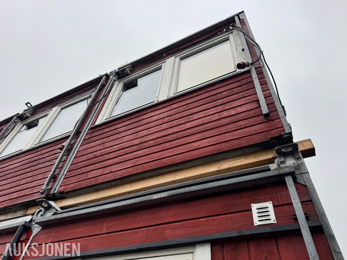2-etasjes kontorrigg med toaletter, kontorer og varmepumpe