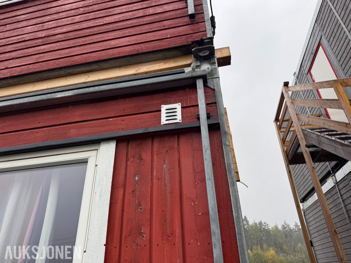 2-etasjes kontorrigg med toaletter, kontorer og varmepumpe
