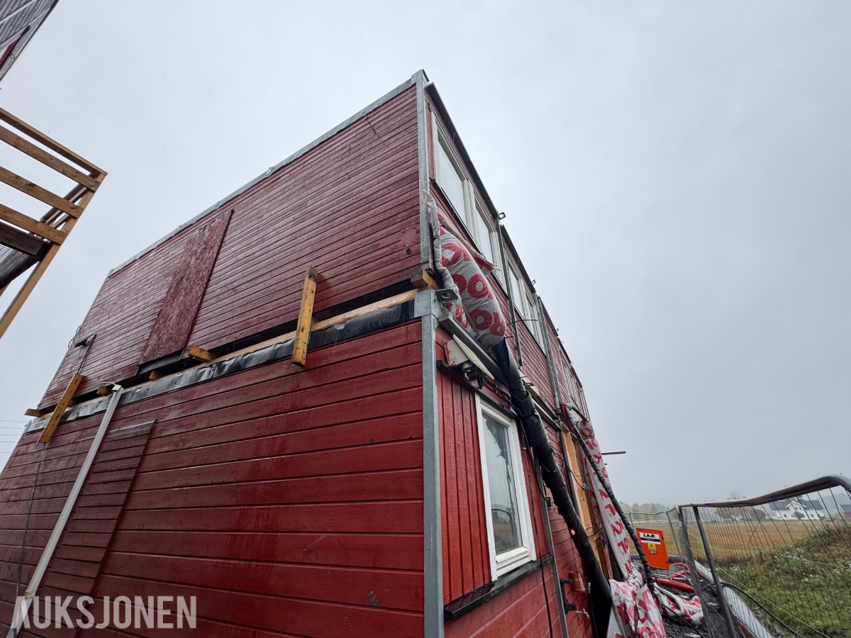 2-etasjes kontorrigg med toaletter, kontorer og varmepumpe