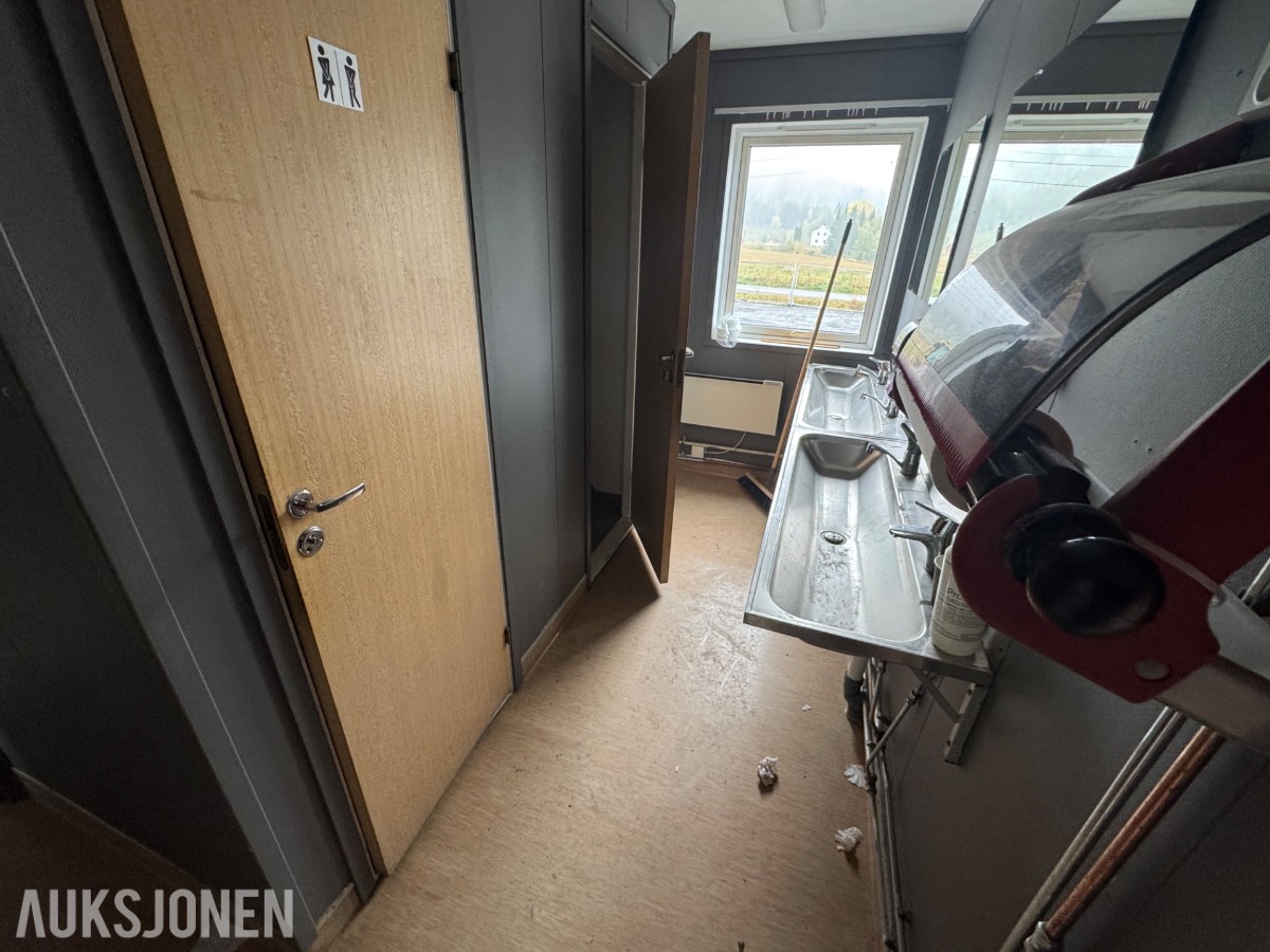 2-etasjes kontorrigg med toaletter, kontorer og varmepumpe