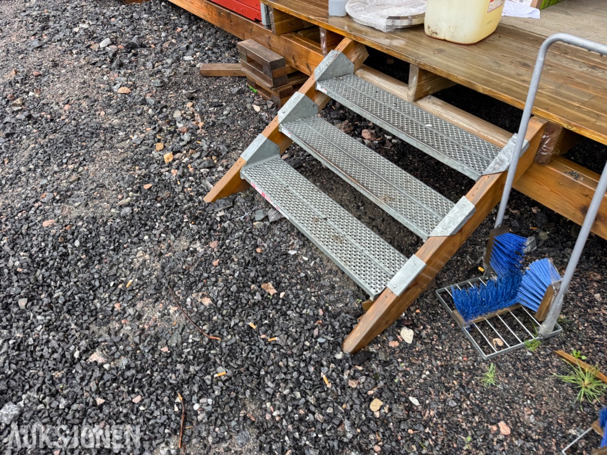 2-etasjes kontorrigg med toaletter, kontorer og varmepumpe