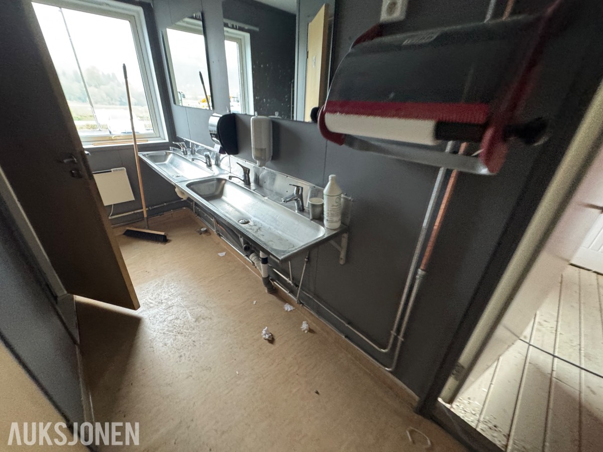 2-etasjes kontorrigg med toaletter, kontorer og varmepumpe