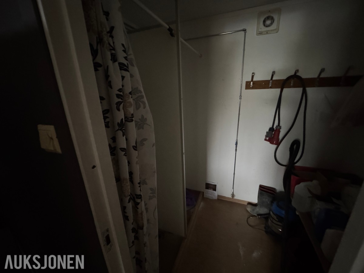 2-etasjes kontorrigg med toaletter, kontorer og varmepumpe