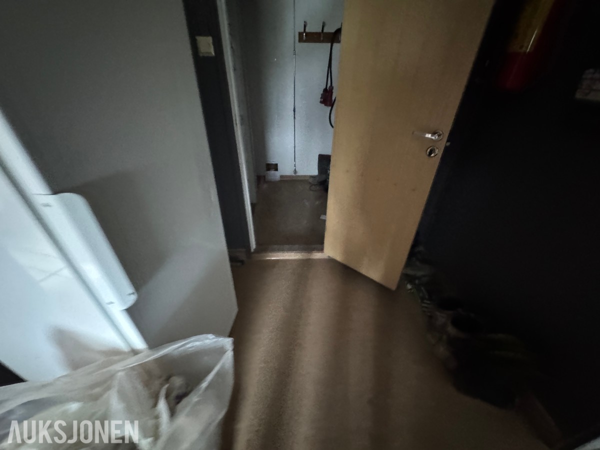2-etasjes kontorrigg med toaletter, kontorer og varmepumpe