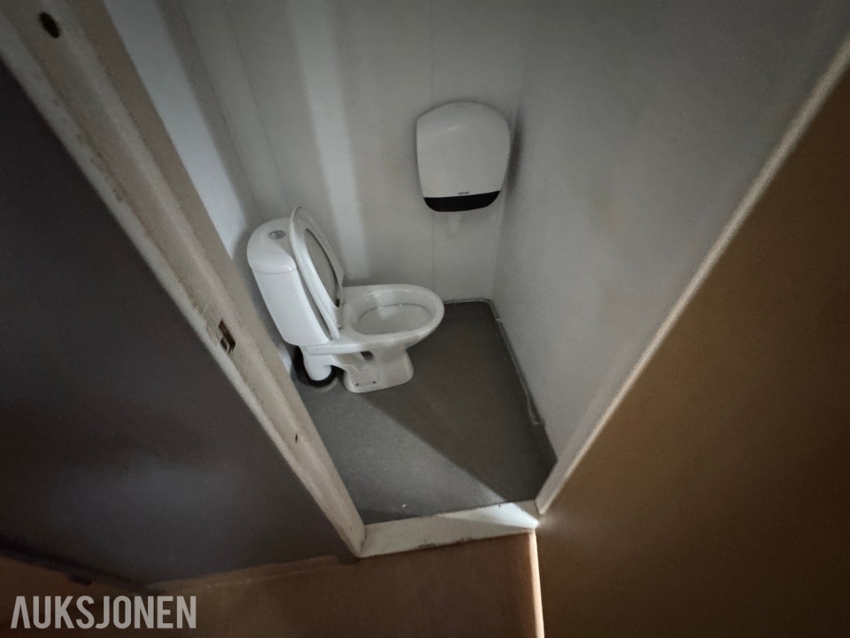 2-etasjes kontorrigg med toaletter, kontorer og varmepumpe