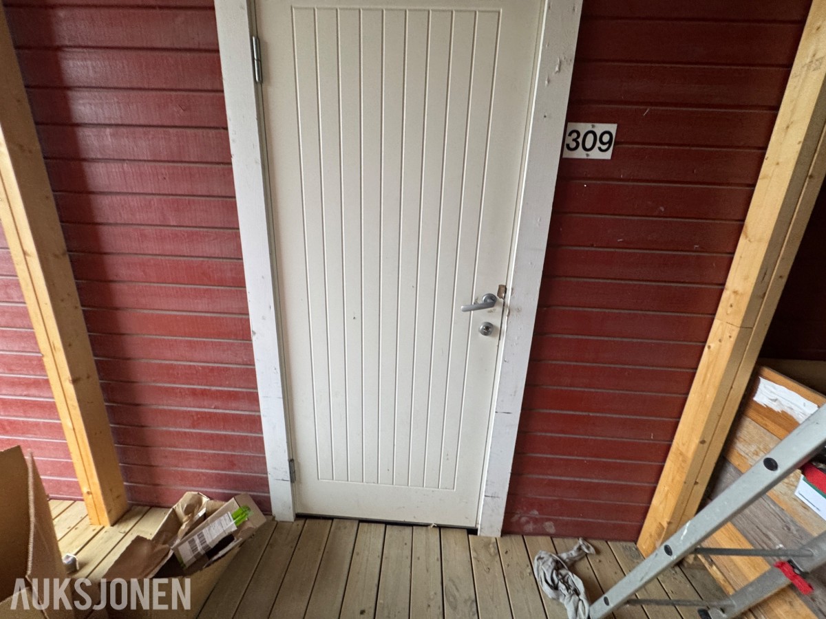 2-etasjes kontorrigg med toaletter, kontorer og varmepumpe