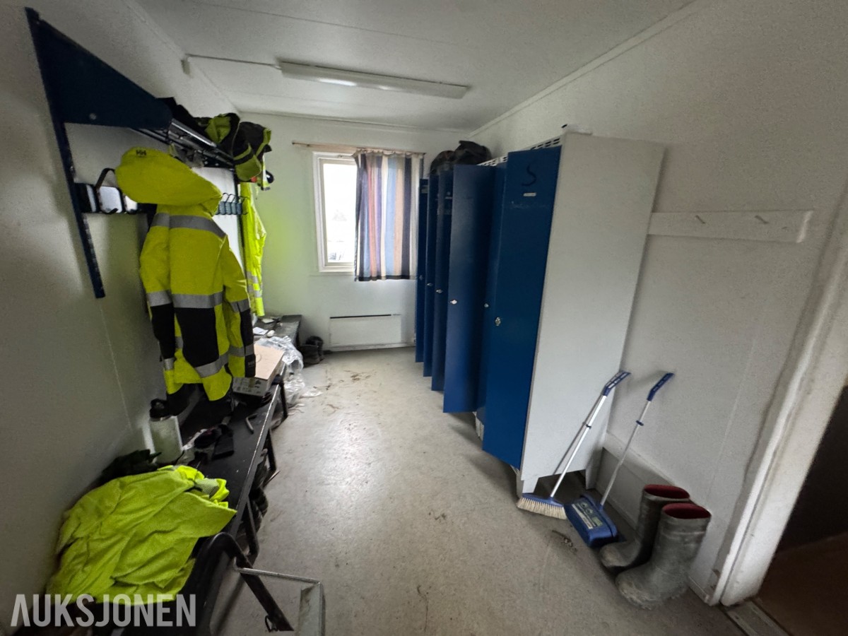 2-etasjes kontorrigg med toaletter, kontorer og varmepumpe