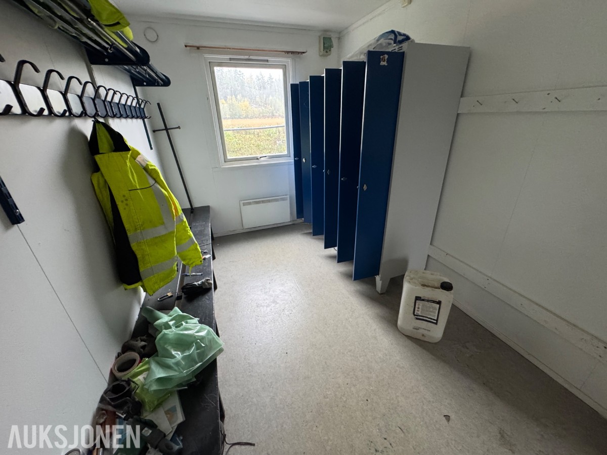 2-etasjes kontorrigg med toaletter, kontorer og varmepumpe