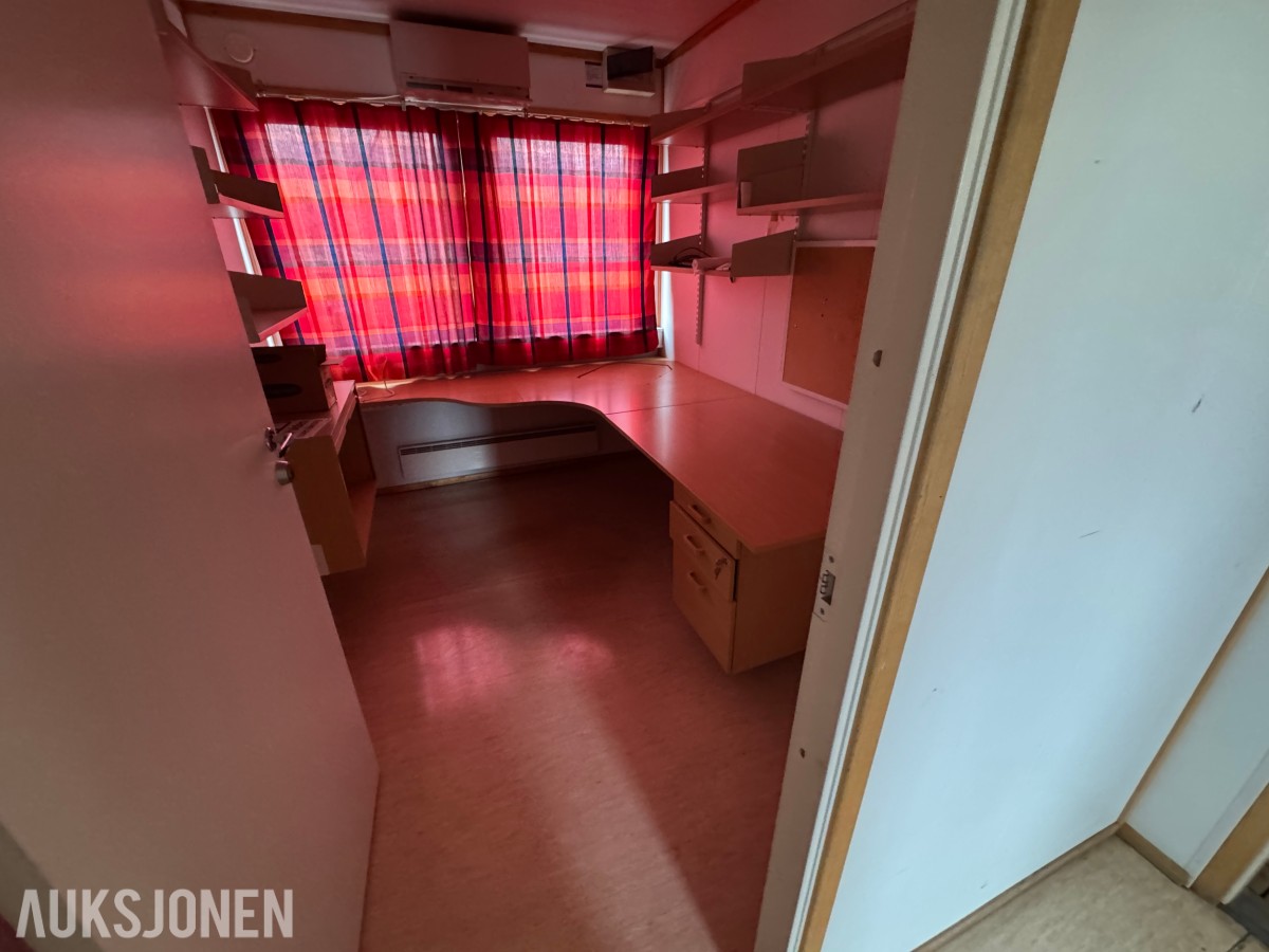 2-etasjes kontorrigg med toaletter, kontorer og varmepumpe