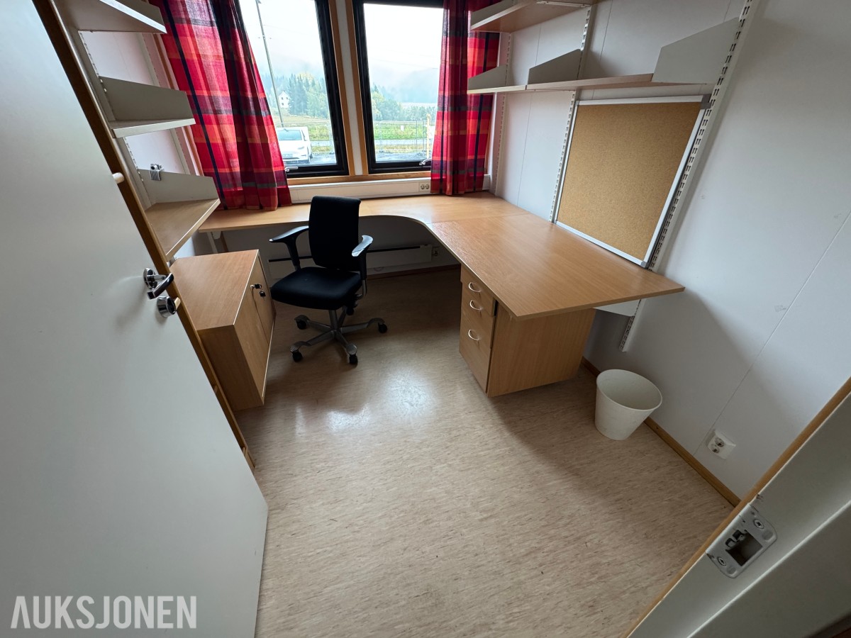 2-etasjes kontorrigg med toaletter, kontorer og varmepumpe