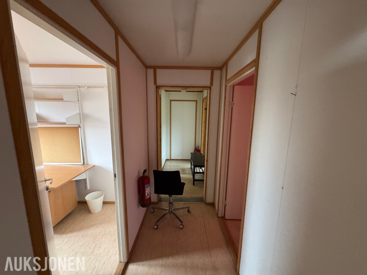 2-etasjes kontorrigg med toaletter, kontorer og varmepumpe