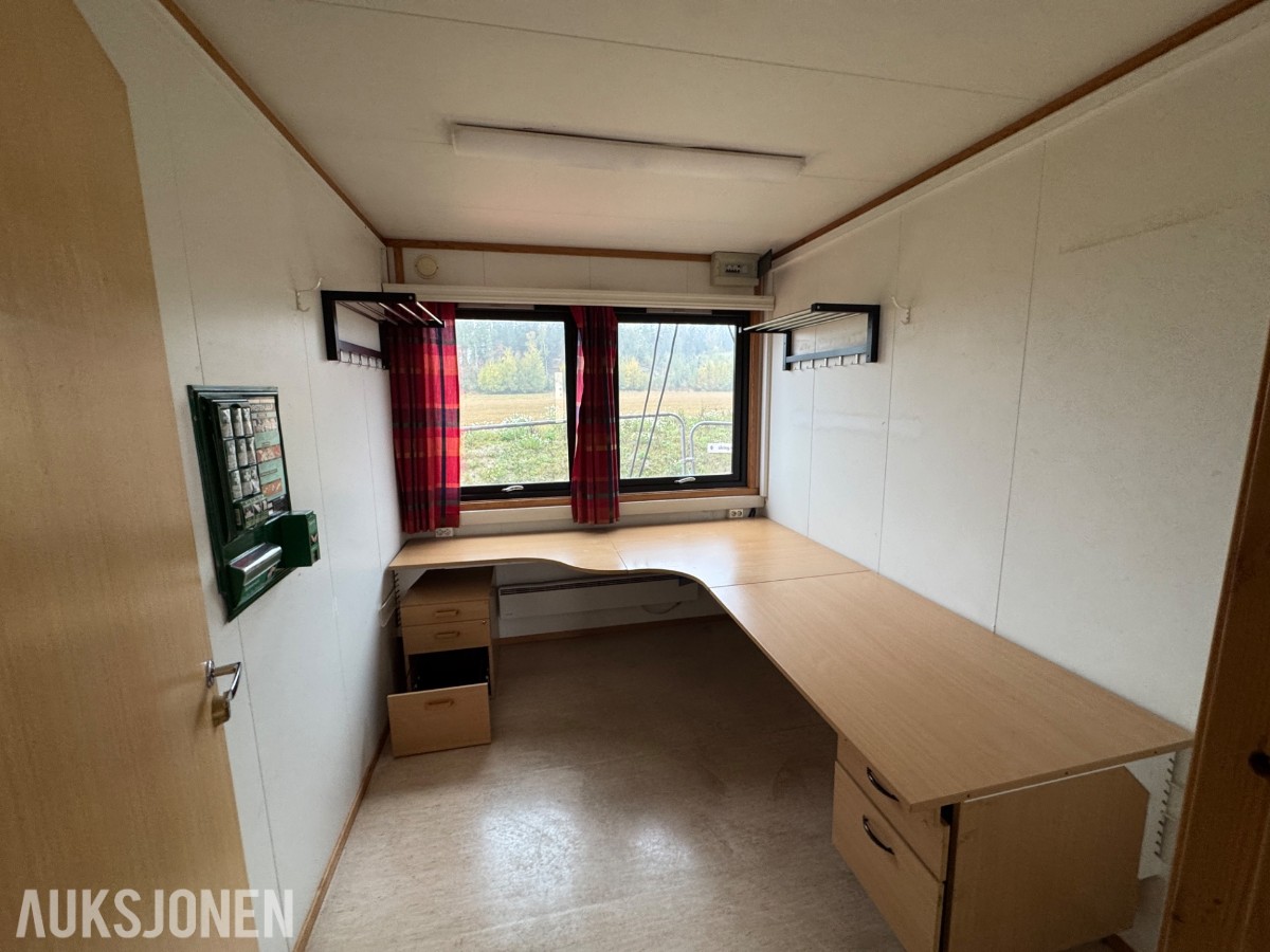 2-etasjes kontorrigg med toaletter, kontorer og varmepumpe