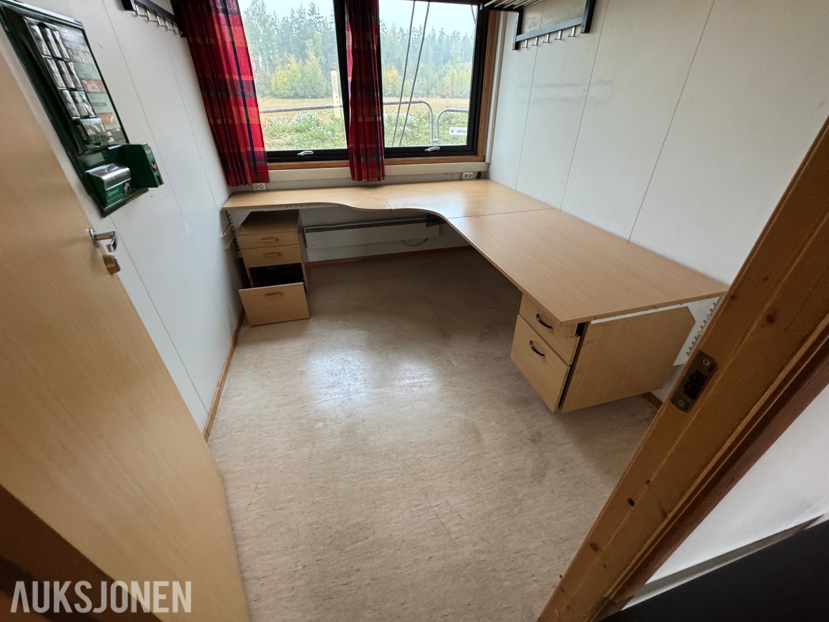 2-etasjes kontorrigg med toaletter, kontorer og varmepumpe