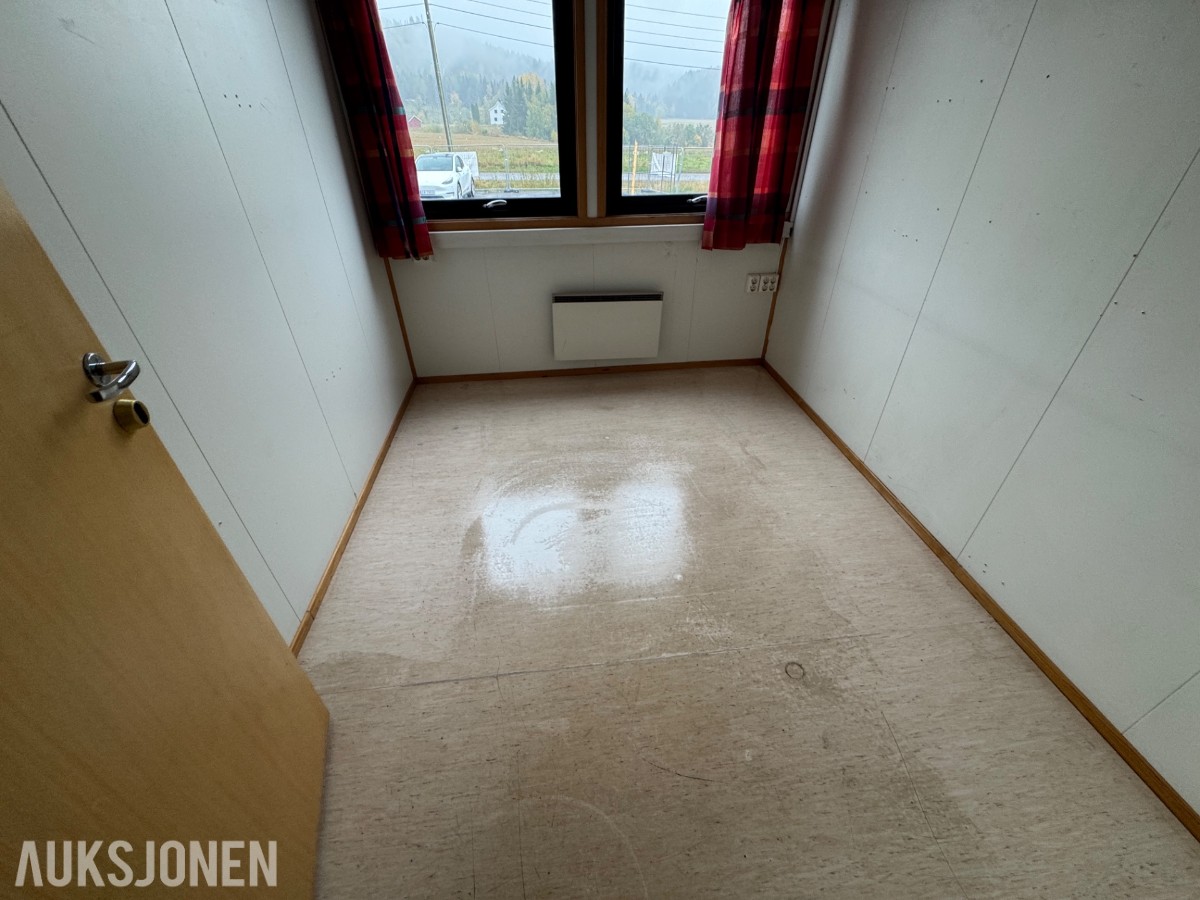 2-etasjes kontorrigg med toaletter, kontorer og varmepumpe