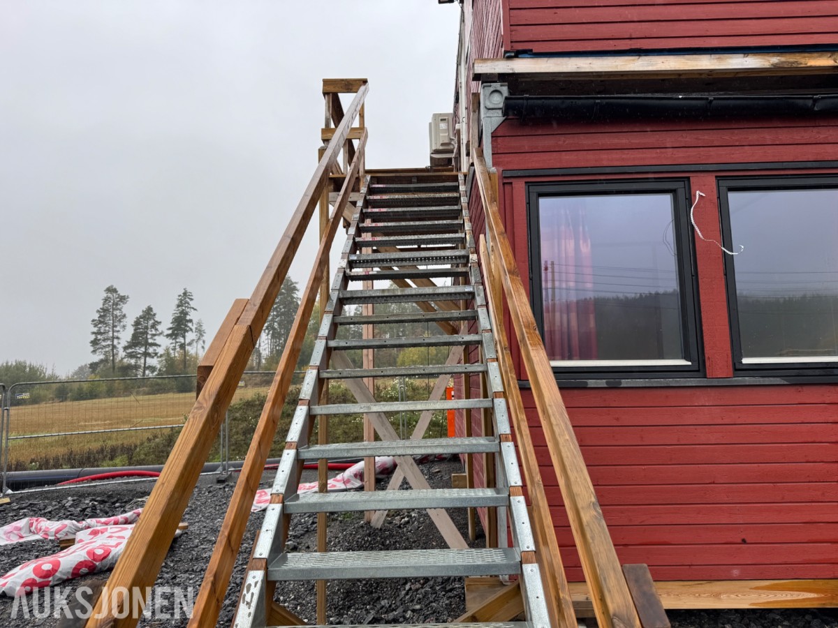 2-etasjes kontorrigg med toaletter, kontorer og varmepumpe