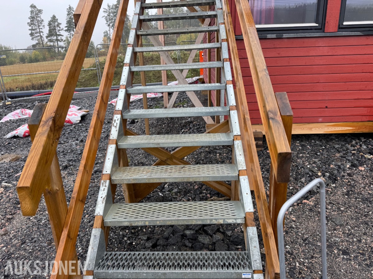 2-etasjes kontorrigg med toaletter, kontorer og varmepumpe
