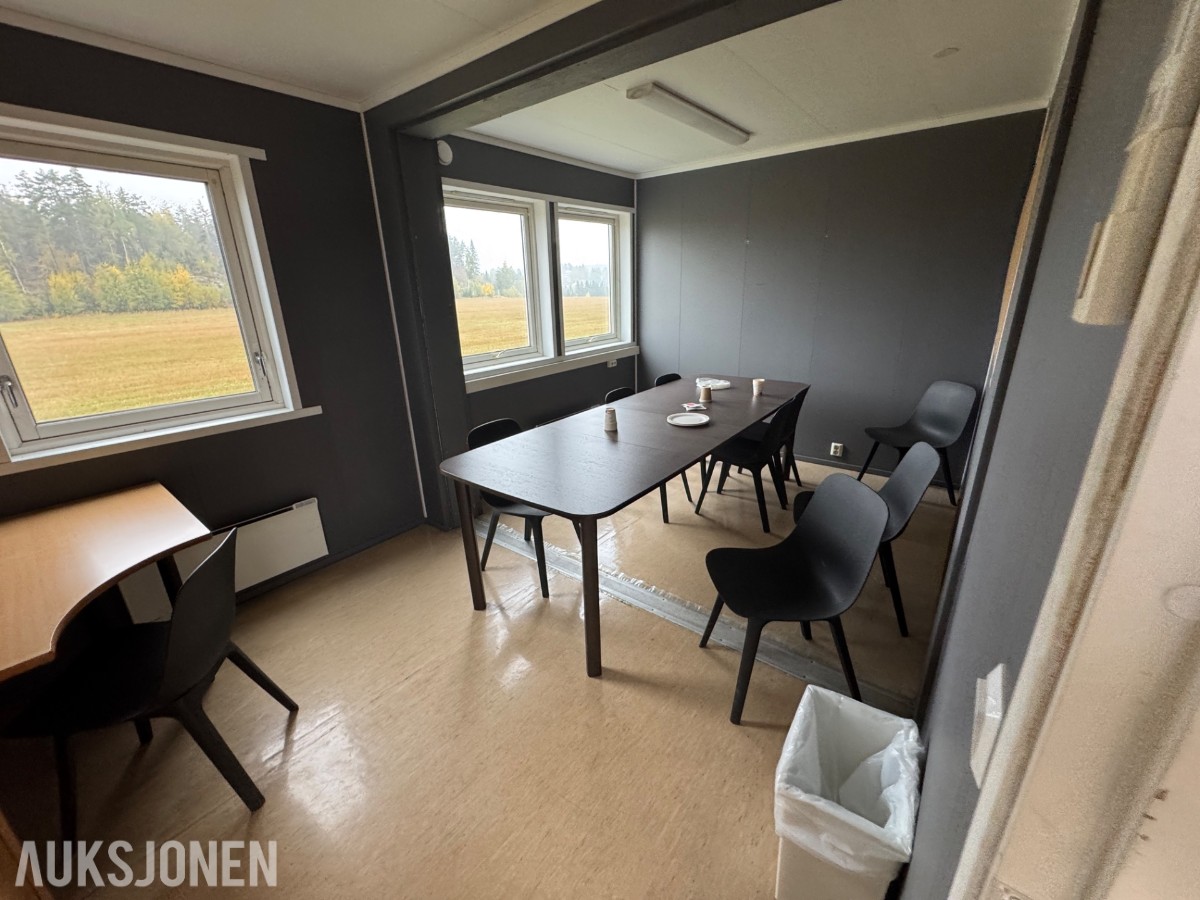 2-etasjes kontorrigg med toaletter, kontorer og varmepumpe
