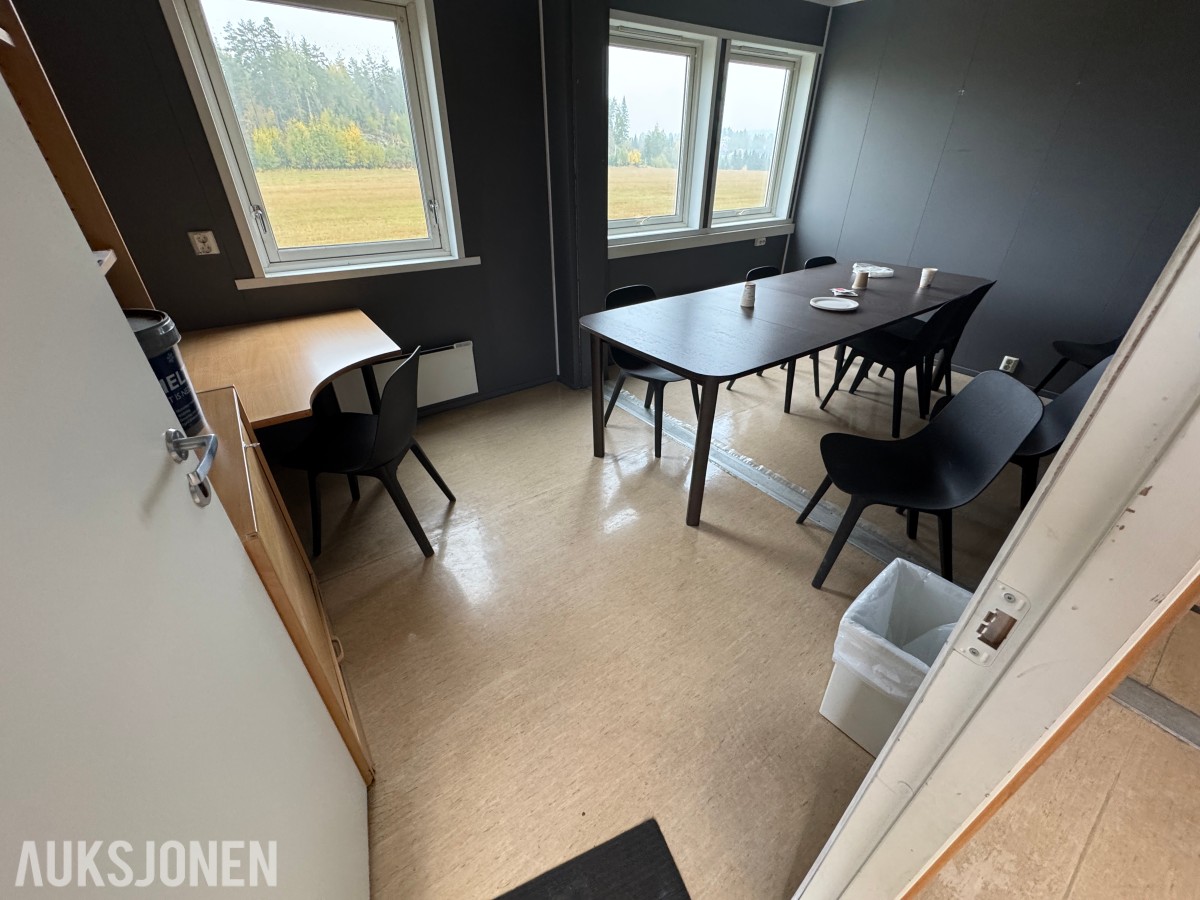 2-etasjes kontorrigg med toaletter, kontorer og varmepumpe