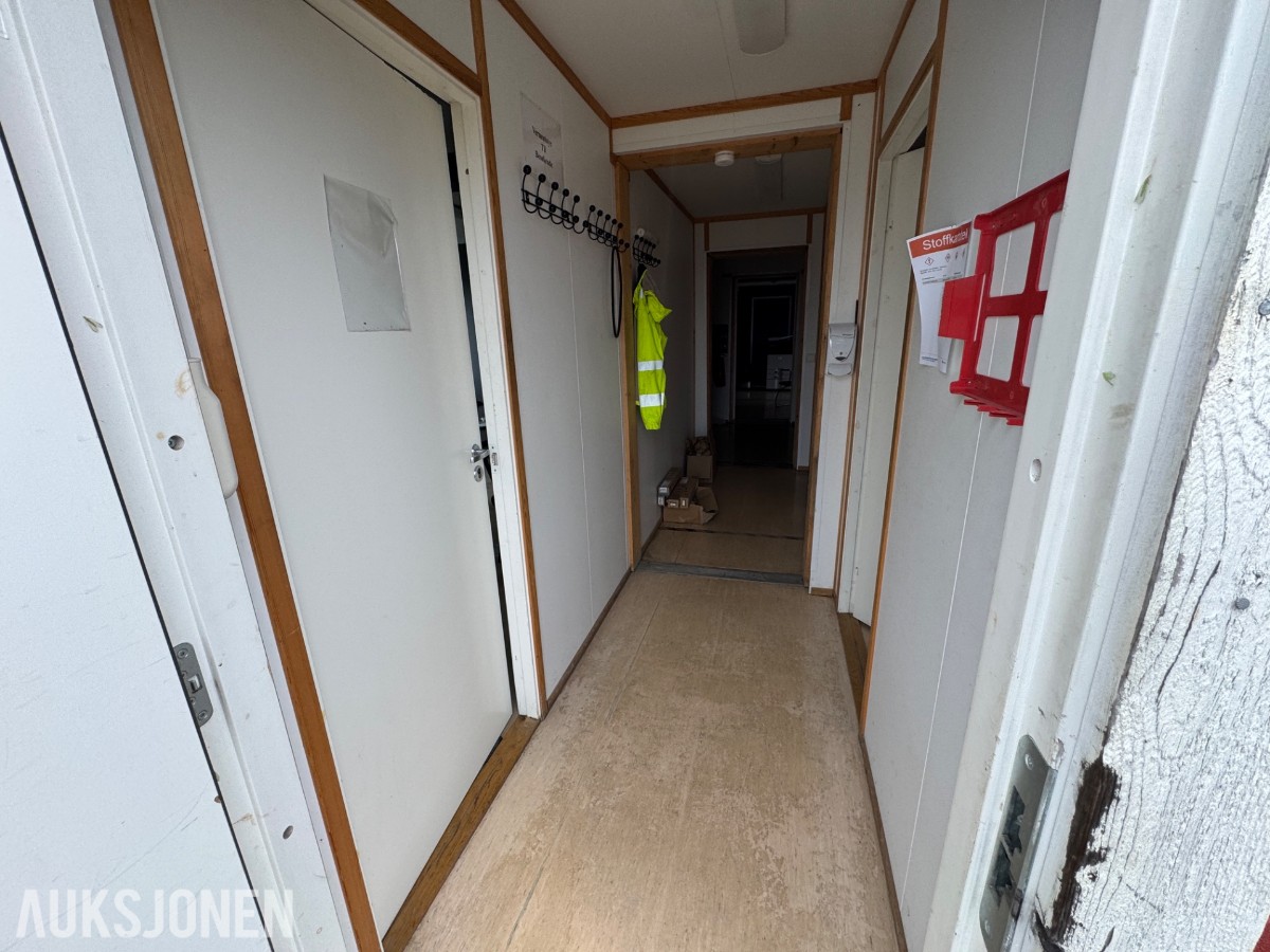 2-etasjes kontorrigg med toaletter, kontorer og varmepumpe