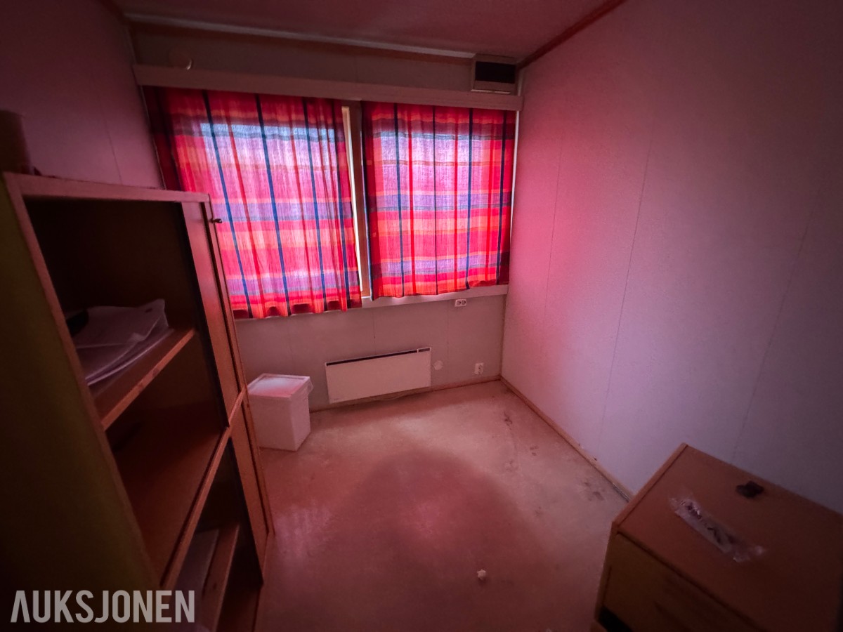 2-etasjes kontorrigg med toaletter, kontorer og varmepumpe