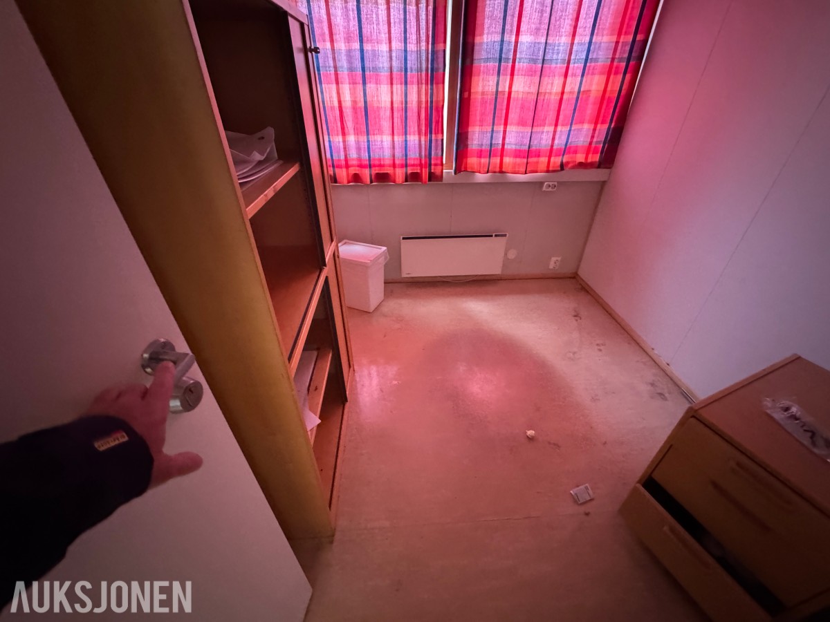 2-etasjes kontorrigg med toaletter, kontorer og varmepumpe