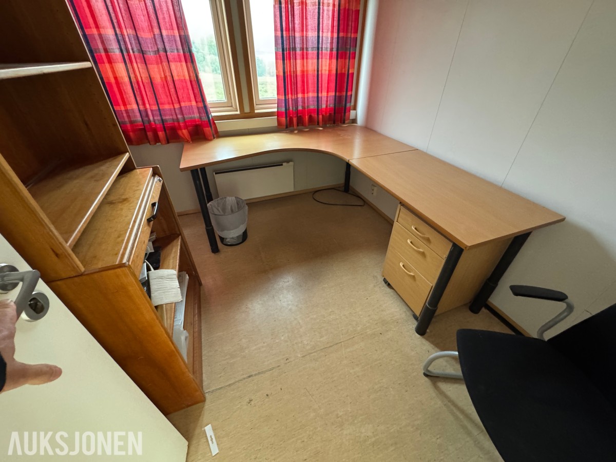 2-etasjes kontorrigg med toaletter, kontorer og varmepumpe